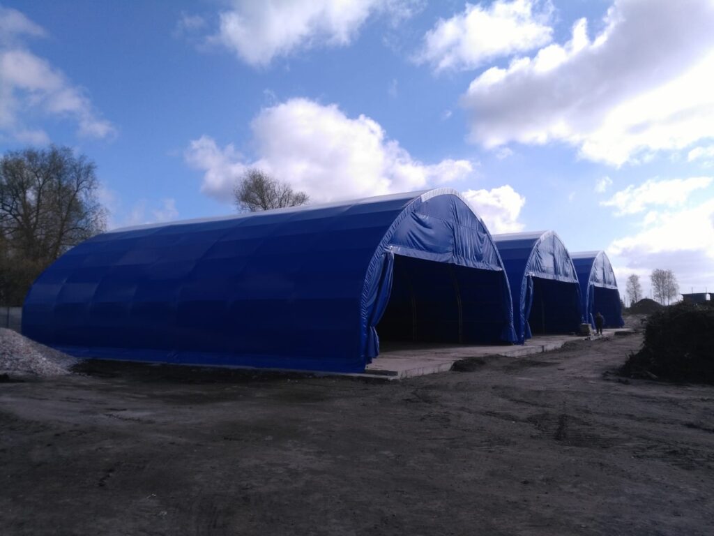 Hale łukowe na polu